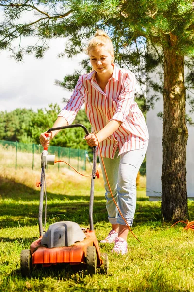 Jardinagem. Cortar relva com cortador de relva — Fotografia de Stock