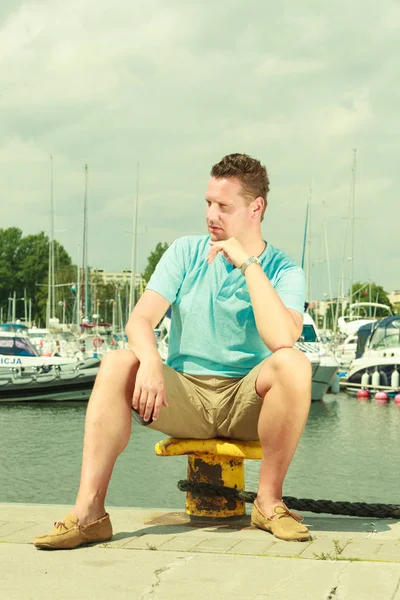 Man lopen op marina in zomer — Stockfoto