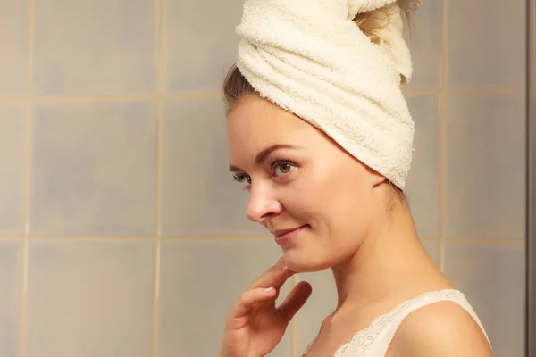 Mujer en toalla en su cabeza en el baño — Foto de Stock