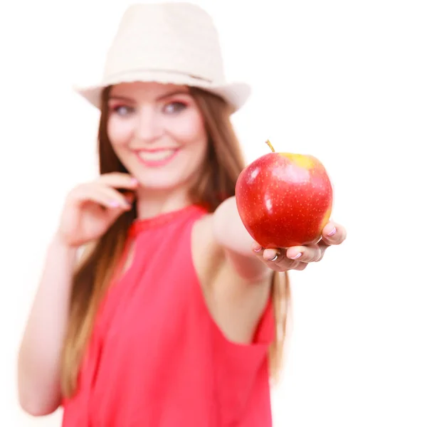 Mulher chapéu de verão maquiagem colorida detém fruta de maçã — Fotografia de Stock