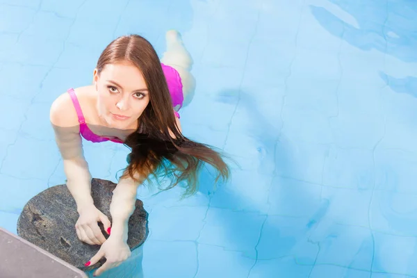 Mulher desfrutando da água na piscina — Fotografia de Stock