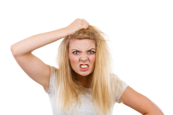 Zuřivě šílený vztek blond žena drží vlasy — Stock fotografie