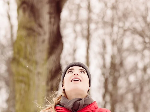 Mulher feliz no parque olhando para cima — Fotografia de Stock
