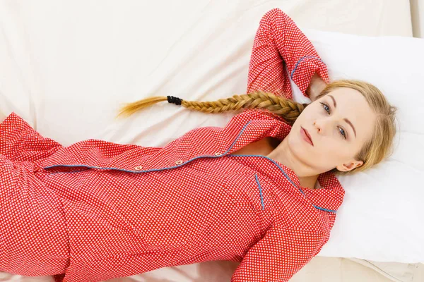 Στοχαστικός γυναίκα ξαπλωμένη στο κρεβάτι — Φωτογραφία Αρχείου