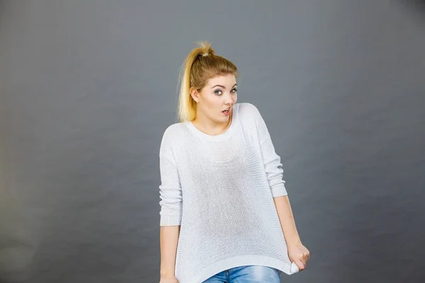 Mujer vistiendo jersey demasiado grande — Foto de Stock