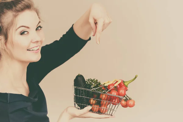 Mulher segura cesta de compras com legumes — Fotografia de Stock