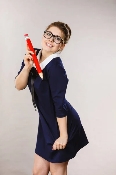 Donna sorridente tiene grande matita in mano — Foto Stock