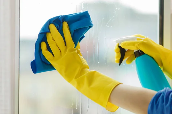 Okno na mytí rukou doma pomocí čisticího hadru — Stock fotografie