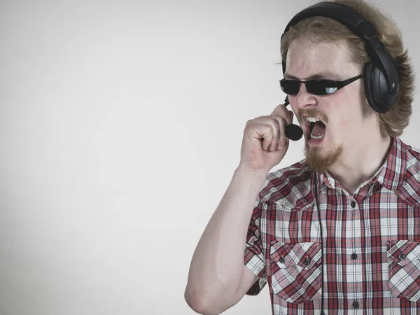 소리는 헤드폰을 착용 하는 게이머 남자 — 스톡 사진