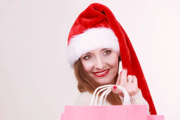 Mulher de Natal com sacos de compras — Fotografia de Stock