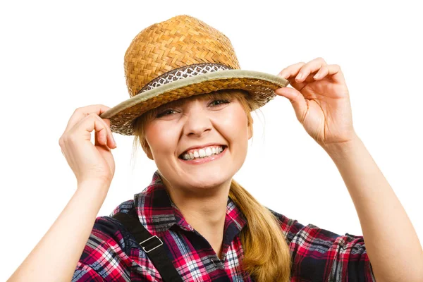 Portait femme souriante portant chapeau et chemise de soleil — Photo
