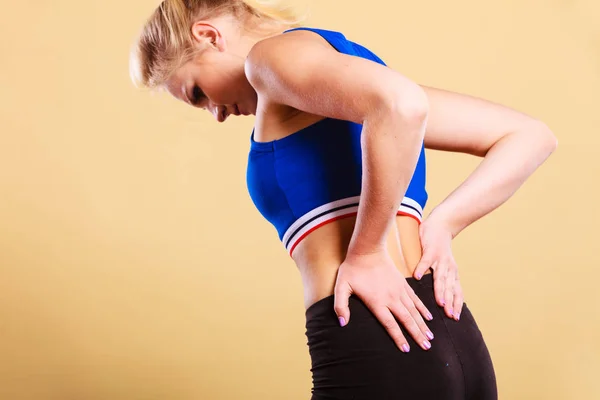 Dopasowanie kobieta cierpi na ból pleców — Zdjęcie stockowe