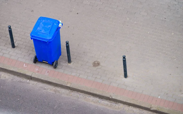 Blauwe prullenbak kan op straat stoep — Stockfoto