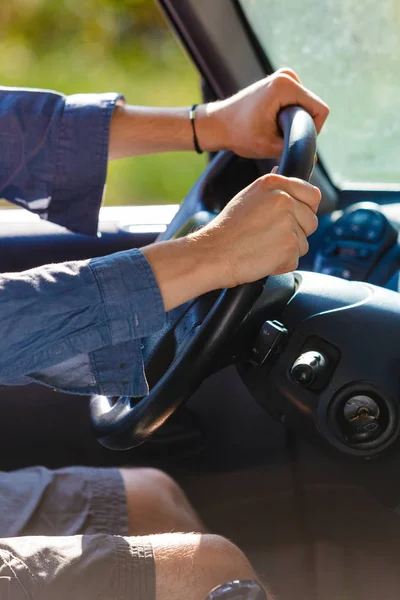 Muž ruce na volant, řídit auto — Stock fotografie