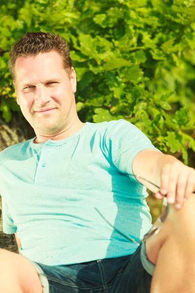 L'uomo passa il tempo libero fuori, guardando la natura — Foto Stock