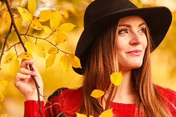 Affascinante donna a piedi nel parco autunnale — Foto Stock