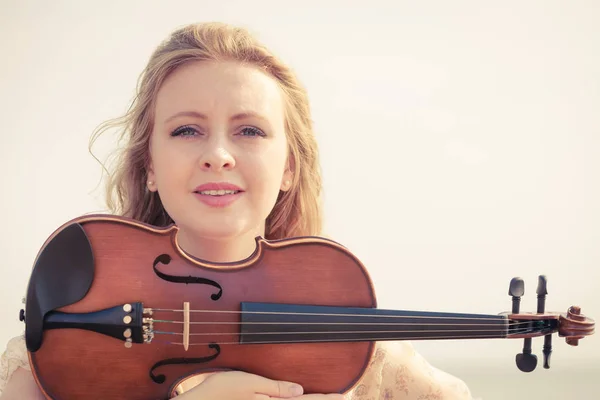 Musikerin Geigerin hält ihre Geige — Stockfoto