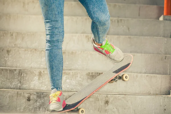 Menina em escadas com skate . — Fotografia de Stock