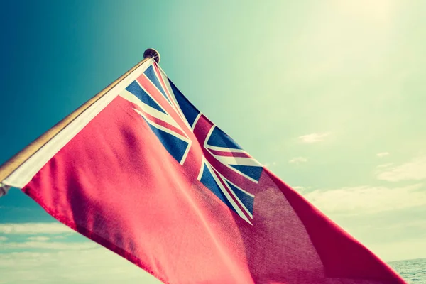 Uk rosso guardiamarina la bandiera marittima britannica sventolato da yacht — Foto Stock
