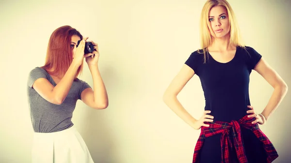 Mulat dívka fotografování blond žena — Stock fotografie