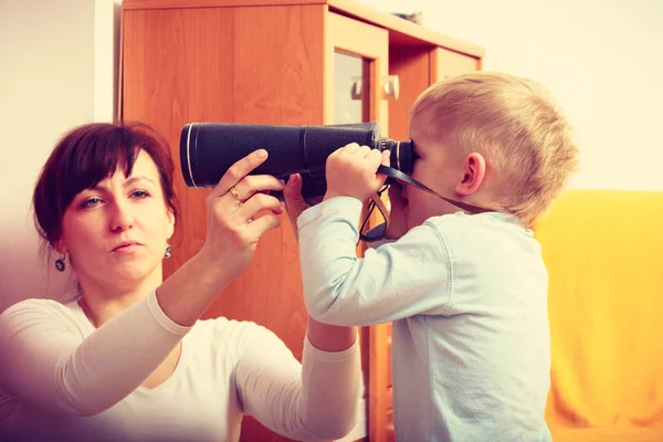 Малюк грає з великою професійною цифровою камерою — стокове фото