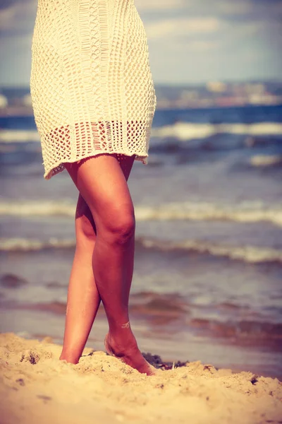 Mujer rubia usando vestido caminando en la playa — Foto de Stock