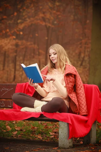 Lady reading blue book. — Stock Photo, Image