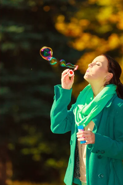 Frau läuft im Park und macht Seifenblase — Stockfoto