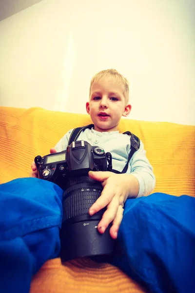 孩子玩大专业数码摄像机 — 图库照片