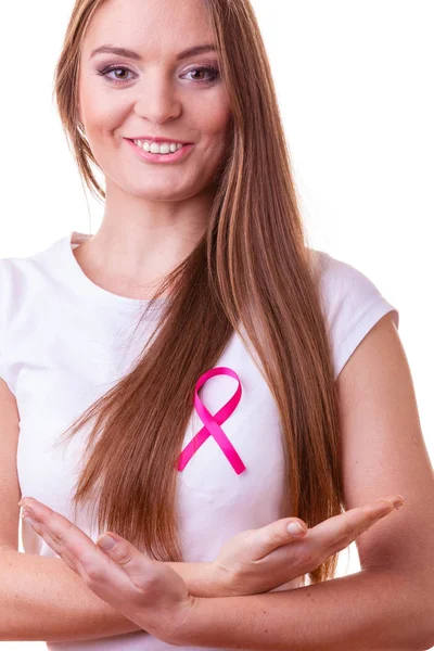 Mulher wih fita de câncer rosa no peito — Fotografia de Stock