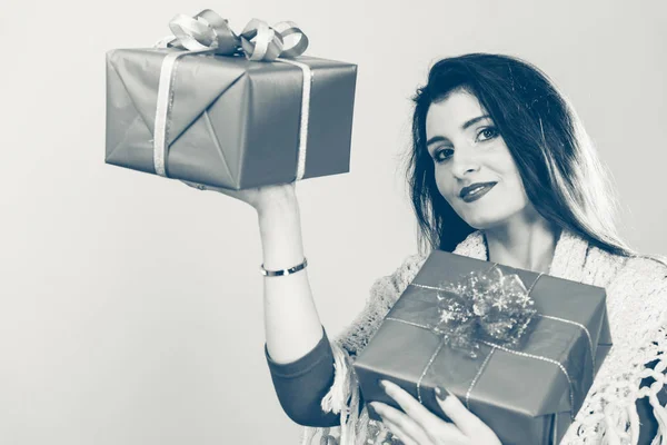 Frau hält rote Weihnachtsgeschenkboxen in der Hand — Stockfoto