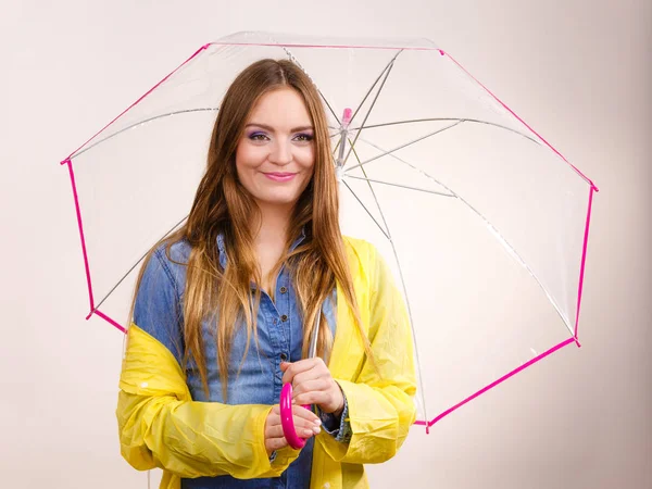 Femme portant un manteau imperméable sous le parapluie — Photo