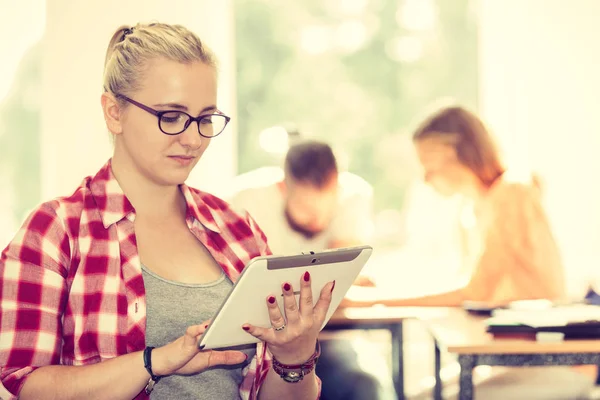 Menina estudante com tablet na frente de seus colegas de classe — Fotografia de Stock