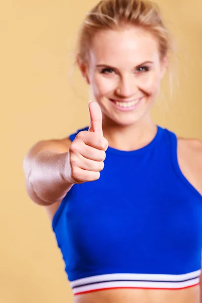 Beautiful fitness model showing thumb up — Stock Photo, Image