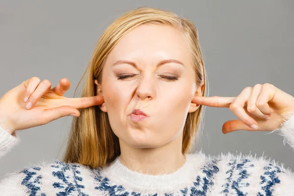 Mujer cubriendo orejas con dedos — Foto de Stock