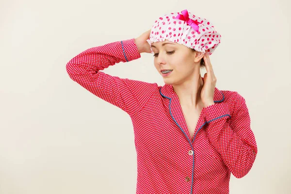 Rolig kvinna klädd i pyjamas och bad cap — Stockfoto