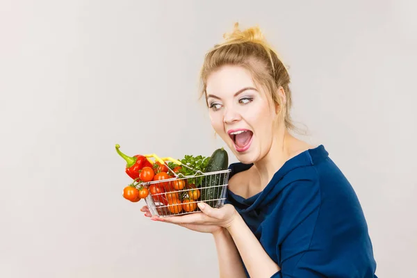 Жінка тримає кошик з овочами — стокове фото