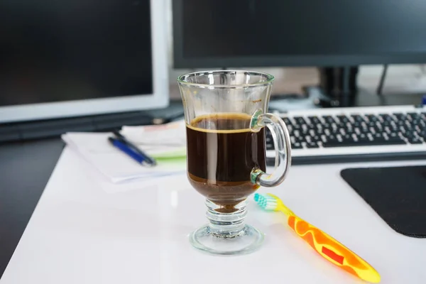 Café expreso negro oscuro y cepillo de dientes en la mesa — Foto de Stock
