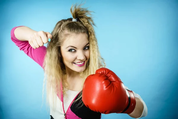 Chica divertida en guantes rojos jugando boxeo deportivo —  Fotos de Stock