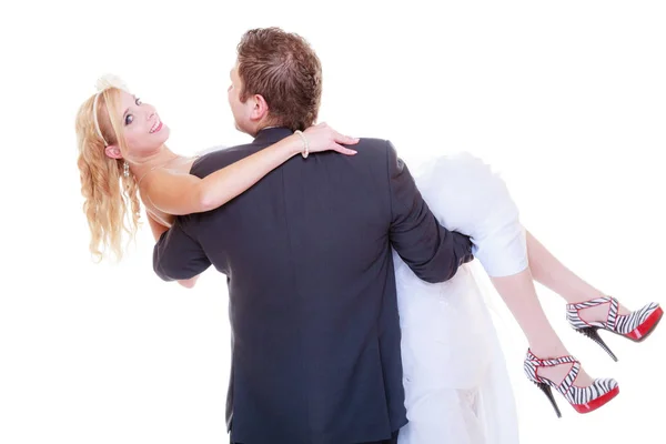 Noivo levar noiva em seus braços — Fotografia de Stock