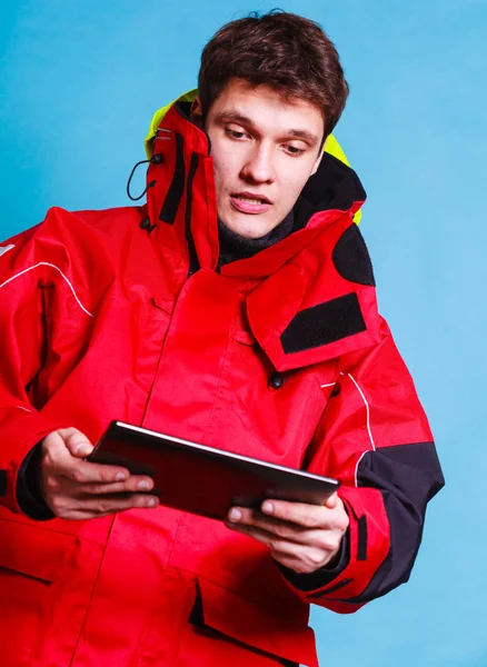 Young man using tablet — Stock Photo, Image