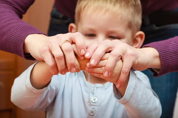 Lilla ungen och mor matlagning, att göra tårta i skål — Stockfoto