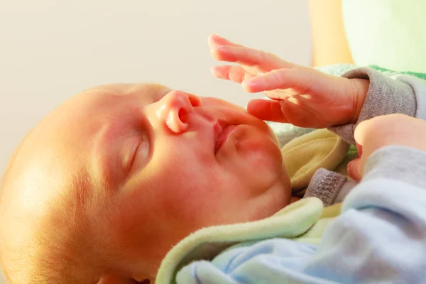 Pequeno bebê recém-nascido dormindo calmamente em cobertor — Fotografia de Stock