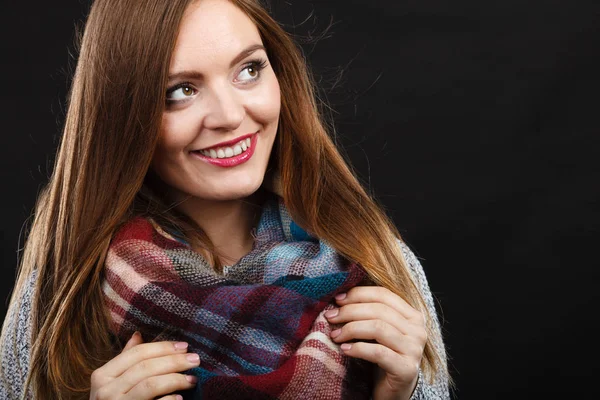 Lachende meisje het dragen van warme houten sjaal — Stockfoto