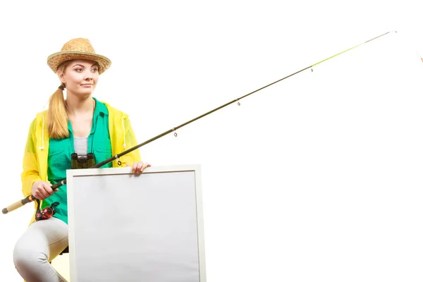 Lycklig kvinna med fiskespö håller styrelsen — Stockfoto