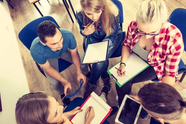 Groupe de personnes étudiants travaillant ensemble — Photo