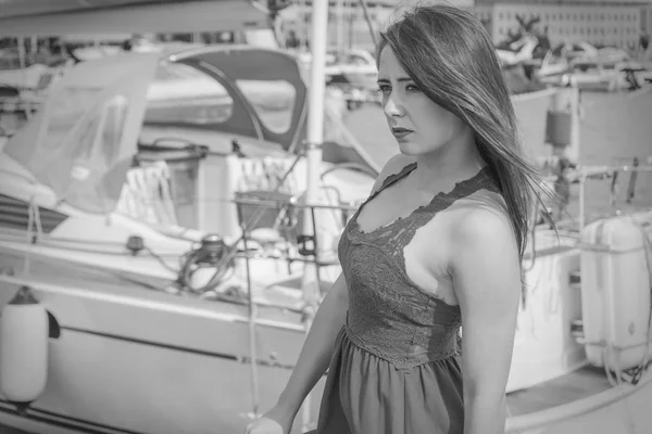 Mujer melancólica en vestido caminando en marina — Foto de Stock