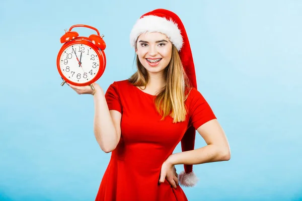 Жінка носить костюм Санта-Клауса, проведення годинник — стокове фото
