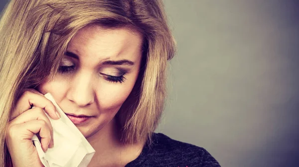 Mujer triste y deprimida llorando teniendo depresión — Foto de Stock