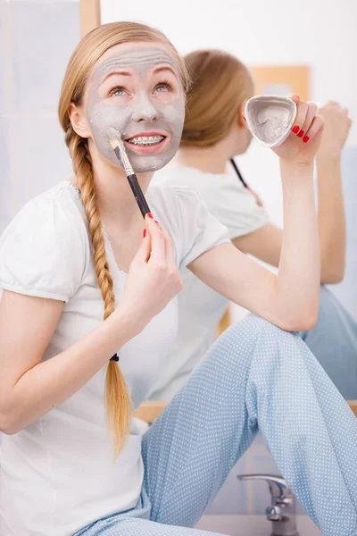 Szürke agyag-iszap maszk az arcán nő — Stock Fotó